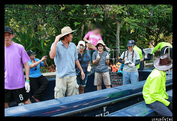 มีเรือ 3 ลำ ปะปนกันไปกับผู้ถูกคุมความประพฤติ
ที่มาบำเพ็ญสาธารณประโยชน์ร่วมกับพวกเราค่ะ
ส่วนมากเป็น