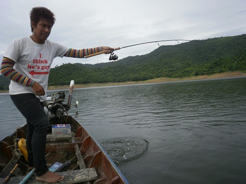 ตีกันอยู่หลายเกาะก็โดนทักทายซะทีครับ