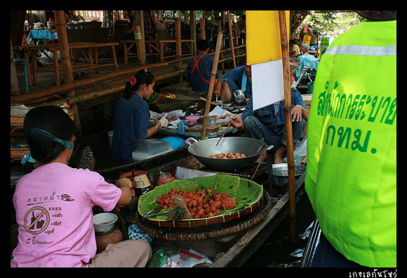 ช่วงที่เรือแล่นผ่านตลาด เป็นช่วงเวลาที่อยากเปลี่ยนใจมาก ๆ   :laughing: