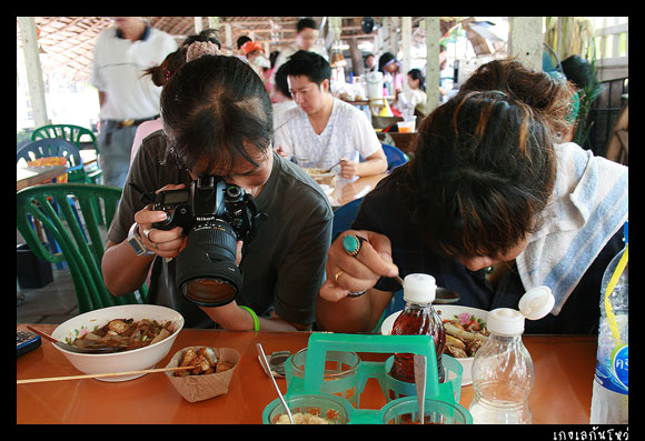 ฝั่งนู้นเค้าซัดก๋วยจั๊บกับไข่ปลาหมึก... 

ภูมิอ่อนเลยได้แต่มองเค้ากิน 555+