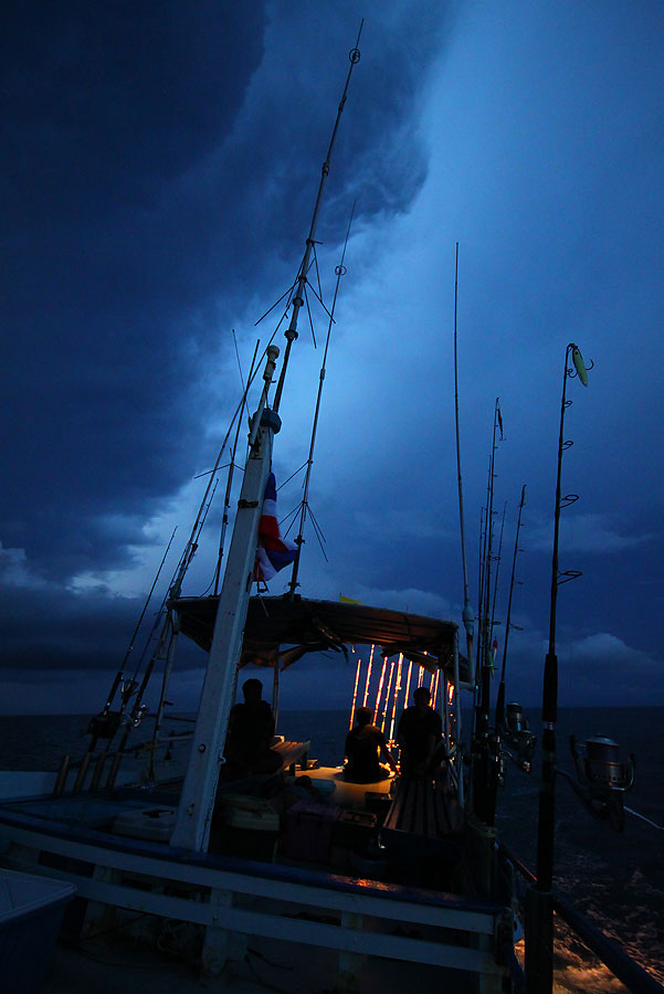เราวิ่งเรือจนฟ้ามืด...............ได้ปลาโอม