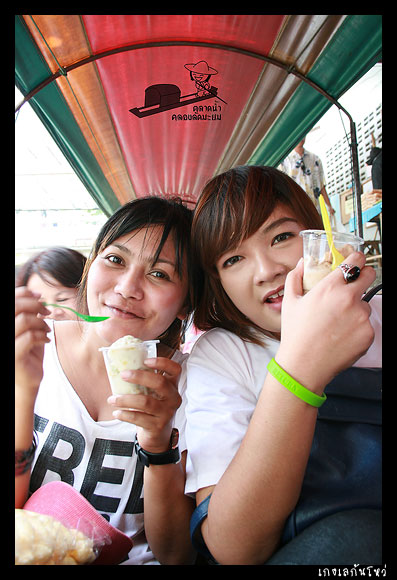 ลงเรือคนละ 30 บาทไปชมบ้านของเก่าที่ตลาดบางเชือกหนังและสวนกล้วยไม้