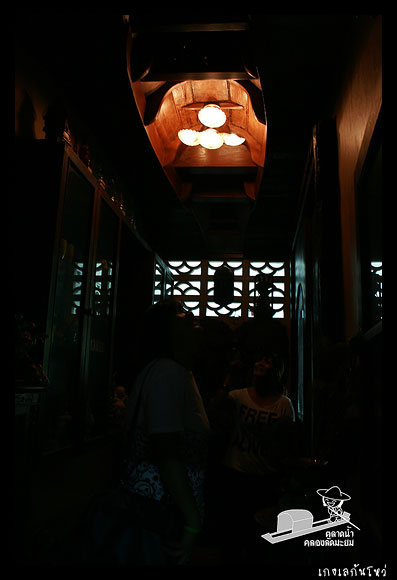 ข้างบนเป็นเรือเก่าที่นำมาทำเป็นโคมไฟ
