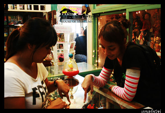 ล่อลวงไปสิ่ เอาไปล่อทาก เราจะได้เดินกันสบาย ๆ

++++++++++++++

ที่ร้านขายของเล่นคนขายกำลังแนะนำล