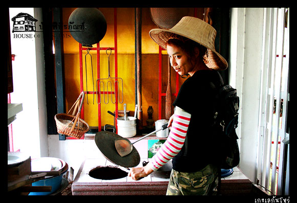 จะกินอะไรก็สั่งเอา แล้วนั่งรอที่โต๊ะนู่น...วุ่นวายนักเดี๋ยวฟาดด้วยตะหลิว