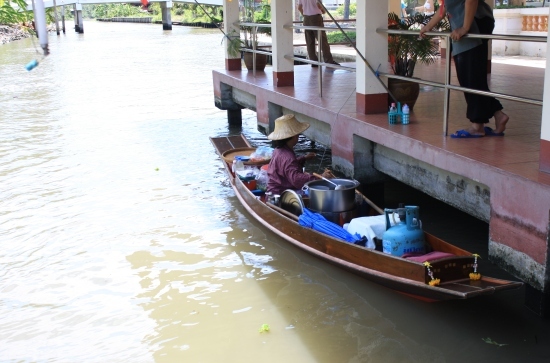 แน่ะ มี ก๋วยเตี๋ยวเรือมาขายด้วย ชักได้บรรยากาศของชาวคลองแล้วครับ
 :cool:
 :cool:
 :cool:
 :cool: