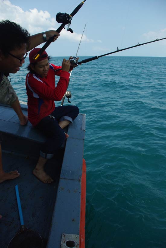 พอมองไปท้ายเรือ น้าต้นกำลังบรรจงอัดอยู่ :cool: :cool: :cool:
