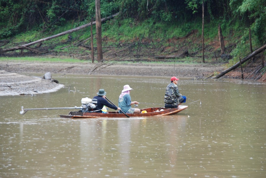 คลองแสงยามน้ำลดสุดๆ เอาเรือไปได้แค่พุกำ