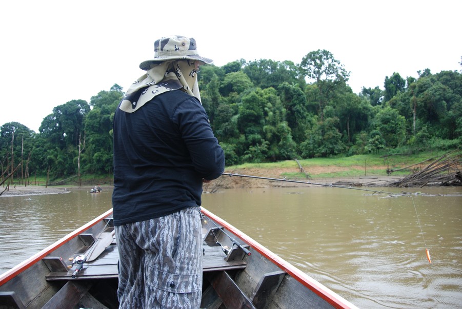 น้าใหญ่ น้าเอก และผม เอาเรือลำใหญ่ออกตีก่อนเพราะเรือลำเล็กอีกลำไม่มีพลขับ(ที่หน่วยมีเพื่อนๆ นักตกปลจ