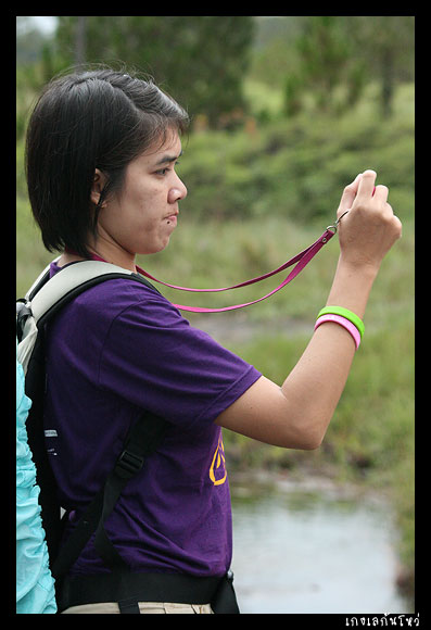 ได้ยินเสียงผู้ชายกลุ่มที่ตั้งใจจะไปผาหล่มสักพูดว่า

"เรากลับกันก็ได้ไม่ต้องเกรงใจเค้า ดูซิหน้าพวก