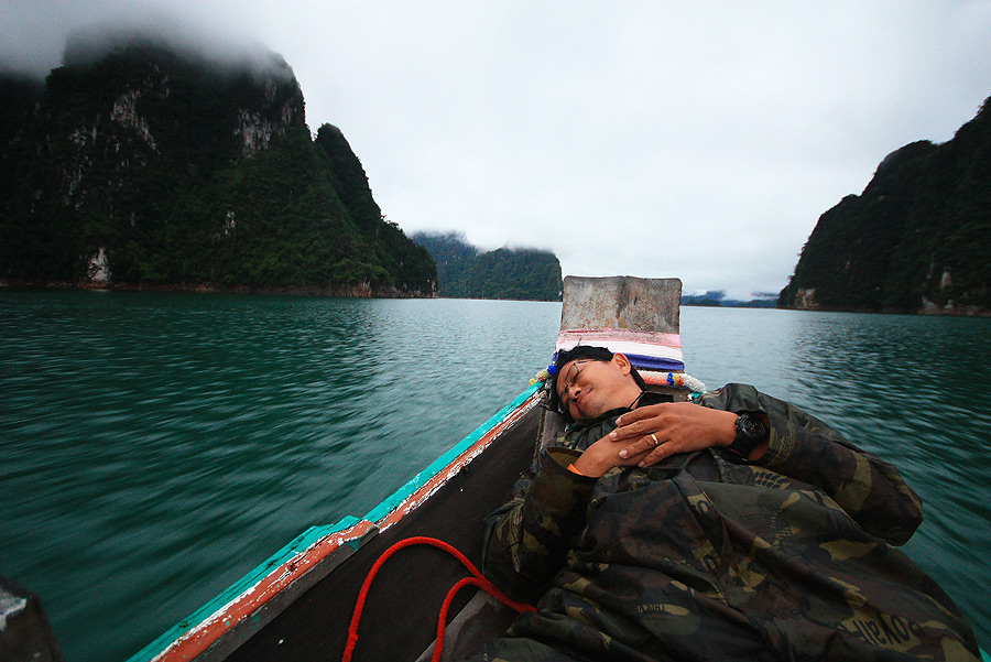 หัวเรือ อยู่กันสบาย น้ำไม่สาดกระเซ็น...
ไม่รู้น้าใหญ่ แกคิดยังไง พาคุณเอ ศรีภรรยา ไปตาก ลม ตากน้ำ ก