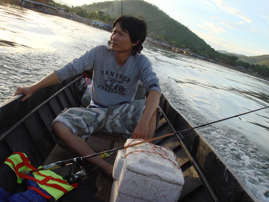 ตื่นเต้นมากมายครับ....ออกเรือตกปลาครั้งแรก.....หมานๆเด้อ....อิอิอิอิ

----------------------------