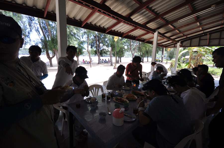ร้อมวงทานอาหารกลางวันอย่างอเร็จอร่อย ด้วยบรรยกาศเป็นกันเอง  อย่างครึกครื้น  ของพี่ๆแรงชราคร้า :umh: 