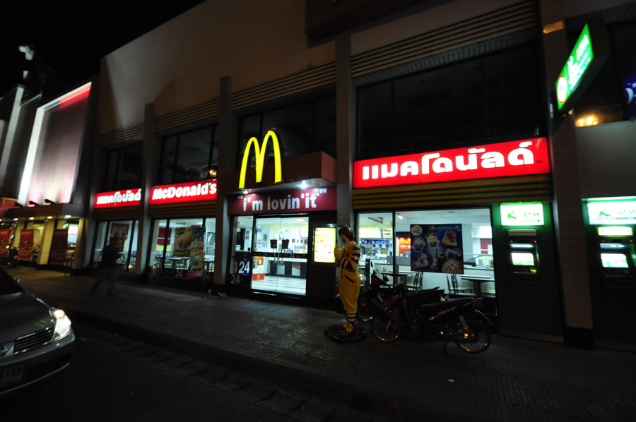 แล้วผมก็ขับรถมาถึงกลางทางเส้นมอเตอร์เวย์  จอดร้านแม๊คที่เคยจอดประจำ  (ที่เคยเจอพี่เวียร) :grin: