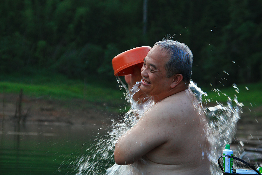 ล้างให้ออก....ล้างให้ออก.....
ขอล้างแห้วออกจากใจช้านที..............
 :laughing: :laughing: :laugh