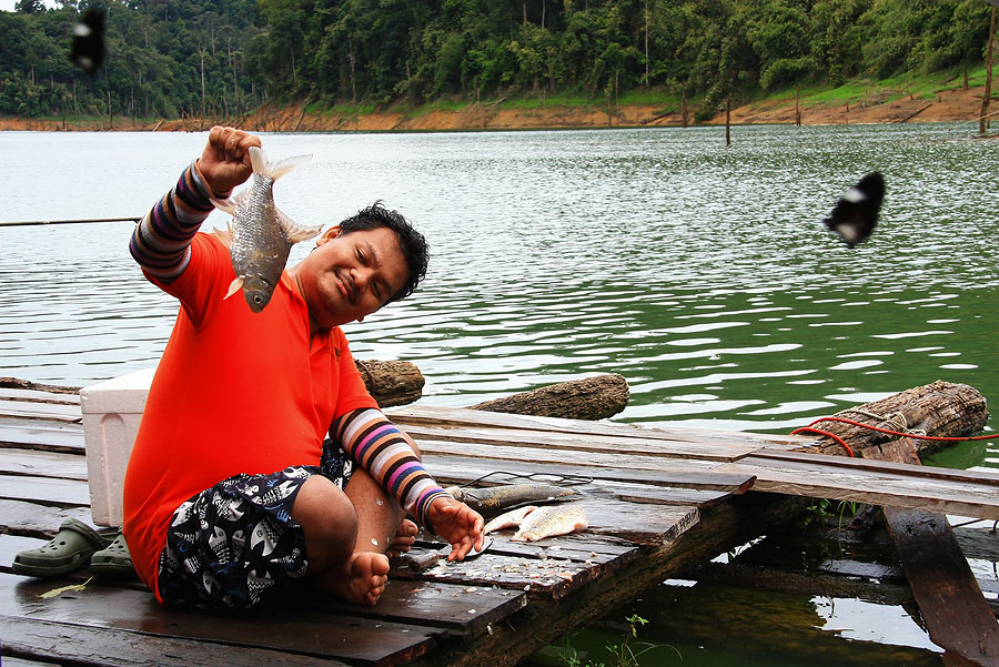 ตะเพียนตัวกำลังกิน...น้าเอก เอาเบ็ดสามทางไปงัดหลังขึ้นมา...
สบายไปเจ้าตะเพียน  ได้ไปเที่ยวกรุงเทพ
