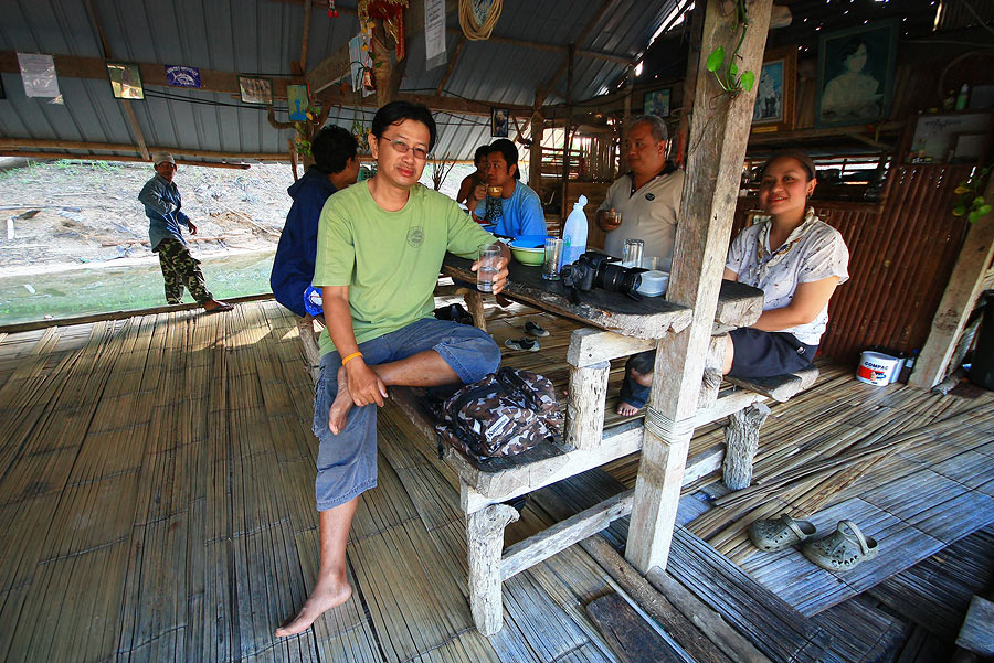 ซัดข้าวต้มเป็นมื้อเช้า ก่อนเดินทางกลับ  
อาหารที่นี่ประทับใจจริงๆ....กินปลากด หลากหลายเมนู อยู่หลาย
