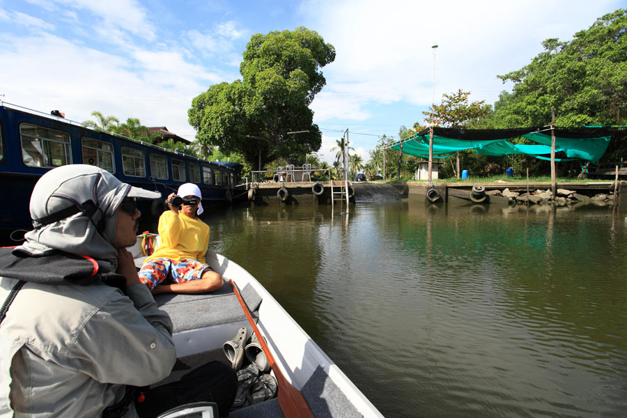 เราถอยเรือลงกันแล้วก็มุ่งหน้าไปซื้อกุ้งต๊อก ที่แถวใกล้ๆเขื่อนมีร้านขายกุ้งต๊อก