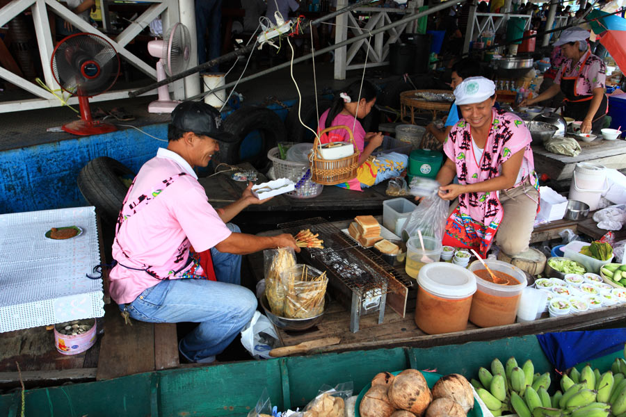 ที่นี่เรียกว่าตลาดน้ำบางคล้า คิดว่าน่าจะเปิดเฉพาะเสาร์อาทิตย์ครับ 
