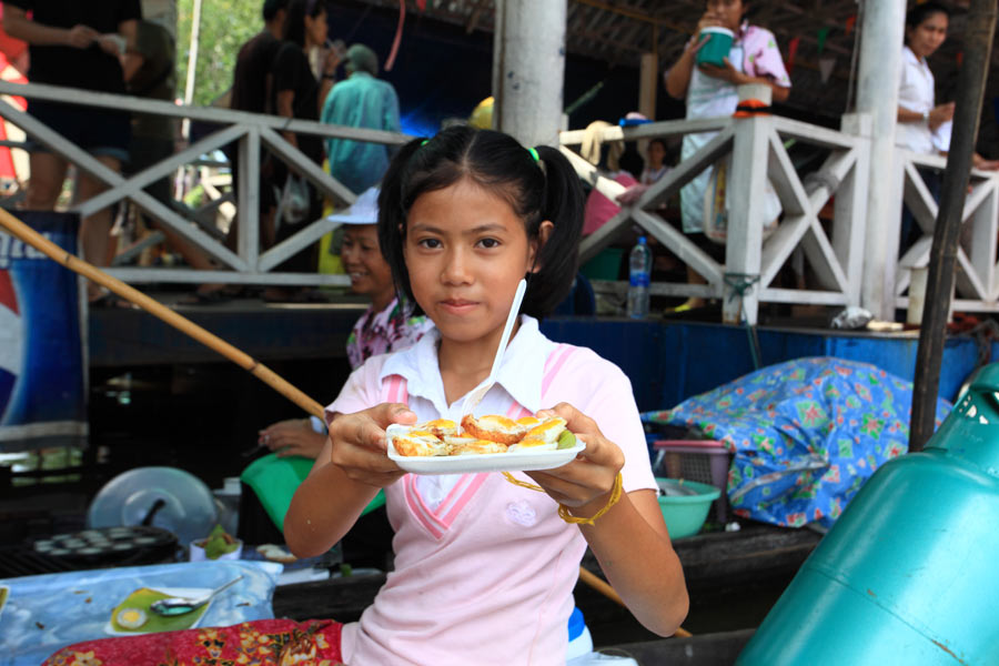 น้องคนนี้น่ารักมากครับ ช่วยพ่อแม่ทำมาหากินครับ :grin: