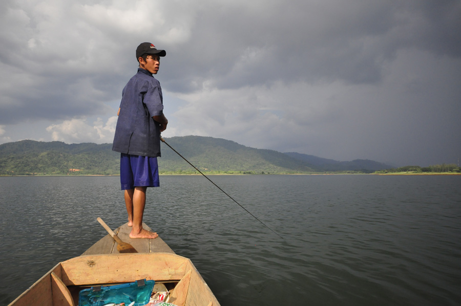 หลังจากนั้น :ohh: ก็มีเรือหาปลาลำหนึง  ตรงดิ่งมาที่ผม  สนใจนั่งเรือเครื่องมั๊ยพี่  ผมเป็นไต๋อยู่ที่น