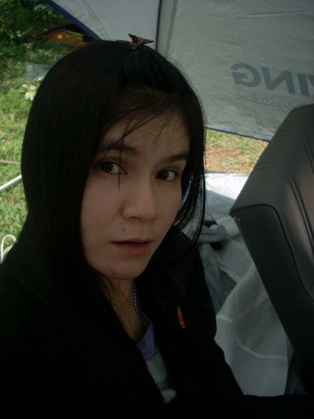 สาวสวยคนเดียวในทริป หลบแดดไปนั่งในเต็นส์ซะแล้ว

