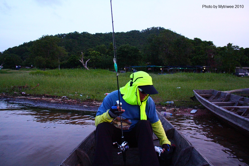 ทักทายกันแล้วไม่รอช้าลงเรือกันทันที :grin: