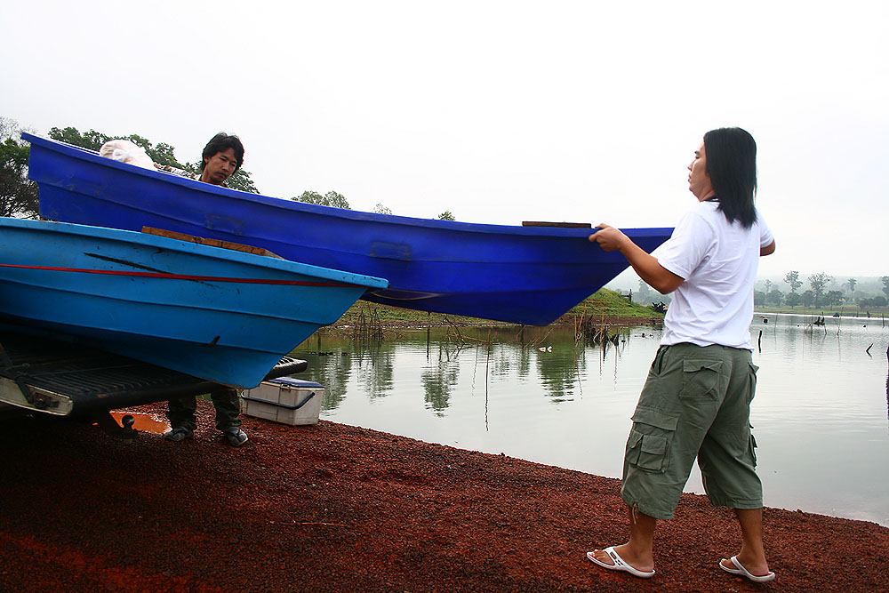 มัวแต่มองอยู่ได้มาตกปลานี่หว่าเรา ... เอ้าช่วยกันยกเรือลงมาเร็วๆ  :laughing: :laughing: