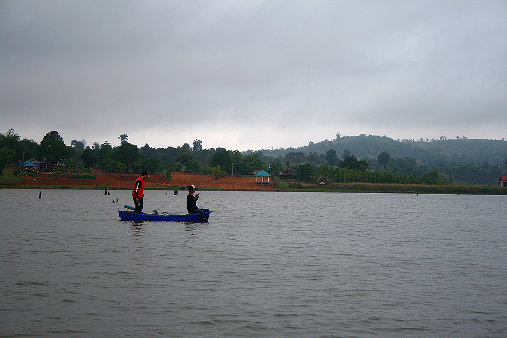 นี่เรือลำเล็ก...มีเจ้าเต้ย กับ เจ้าเบียร์ อยู่ในเรือ ..... มาลุ้นกันลำนี้ใครจะรอด  :laughing: :laugh