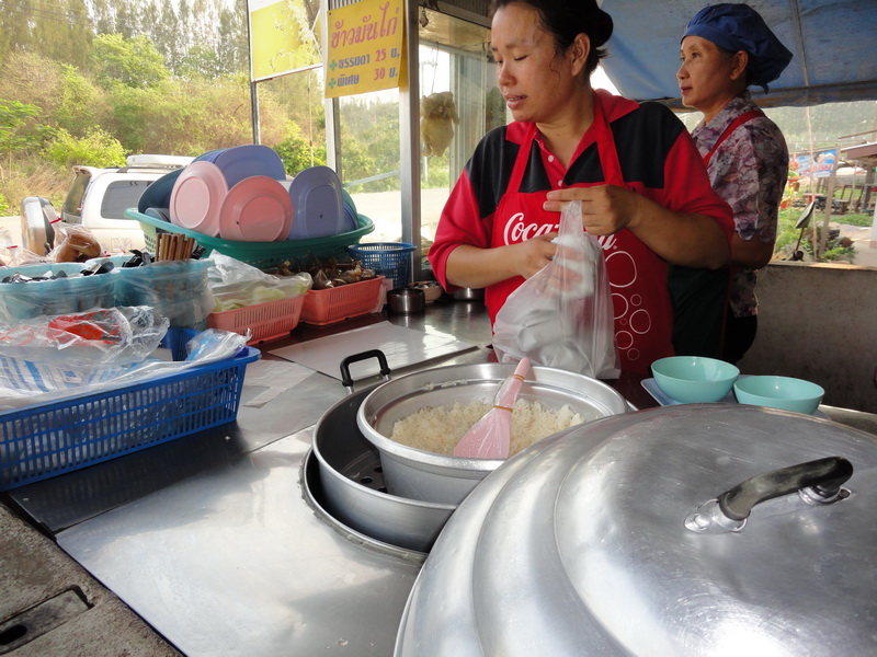แวะซื้อข้าวมันไก่ ให้พลขับ ครับ 

เสียเวลา กับการแวะหลายๆที่ พอสมควร
