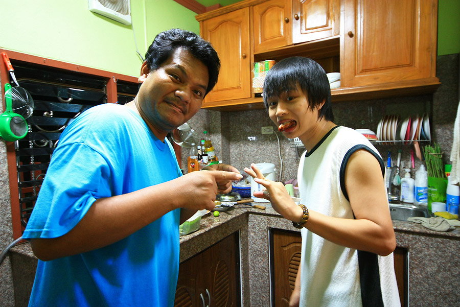 ได้น้ามัส มาเป็นลูกมือ....อืมมานก้อพอได้อยู่นะ ลูกมือที่มือยังมีรูอยู่คนนี้..

พรุ่งนี้ลงเรือด้วยก