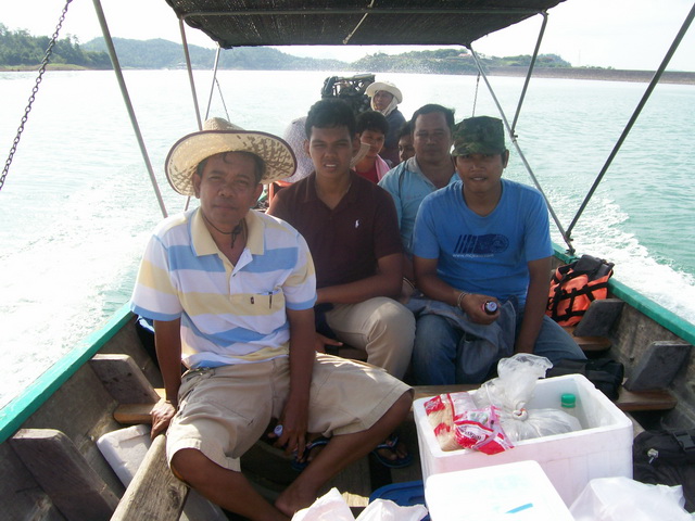 นั่งเรือร่วม 2 ชั่วโมง เพื่อเดินทางไปยัง คลองแสง
โดยป๋าสมเกียรติ ติดต่อเรือโกเซี่ยงไว้สองลำไปทุกเที