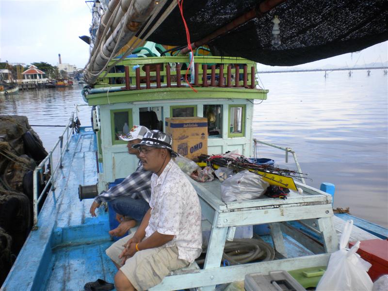 เรือรอนแรม 2  ที่ปรับปรุงใหม่  เห็นได้ชัดเจน มีที่นั่งรับประทานอาหาร  ดื่มกาแฟ  ดื่มยาดองๆๆๆๆๆๆๆๆ