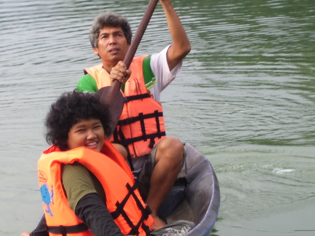 อันนี้หัดพายเรือให้ลูกสาว (ไม่รู้ใครหัดให้ใคร)....ได้ข่าวช่างขุนกลับไปจะซื้อเรือเอง :grin: