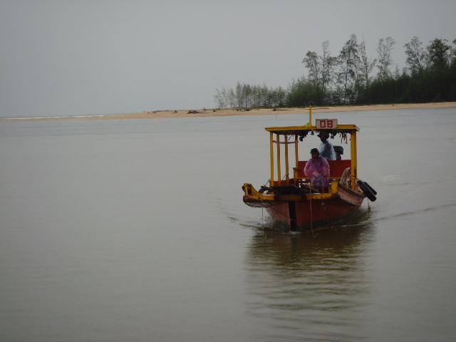 เรือสำหรับมอไซค์และให้คนข้ามฝั่งครับ