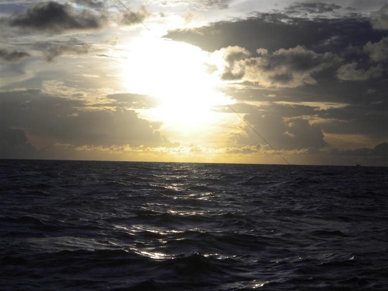 ในขณะที่กำลังตกปลาเพลินๆ อยู่นั้น มองออกไประหว่างฟ้ากับทะเลที่มันจรดกัน ท้องฟ้ามืดครื้ม แสดงถึงว่าจะ