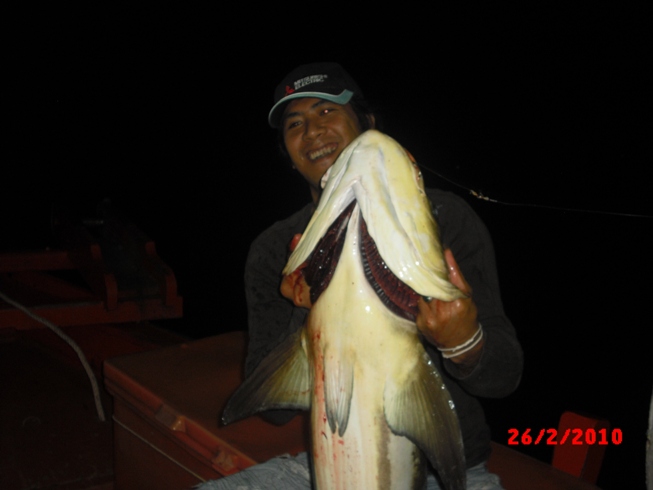 ช่อนตัวที่ 2 ครับ จากนายสนคนเดิม เบ็ดคันเดิม ท้ายเรือเหมือนเดิม :grin: :grin: