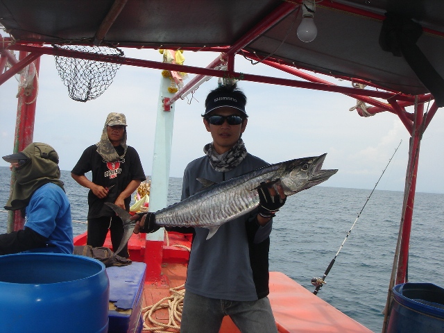 ลาด้วยภาพนี้ครับ

ขอบคุณน้าพรเด็กเรือคนขยัน (คนหลังสุดในภาพ) ทริบนี้ทำคนเดียวทั้งทำกับข้าว เกี่ยวเ