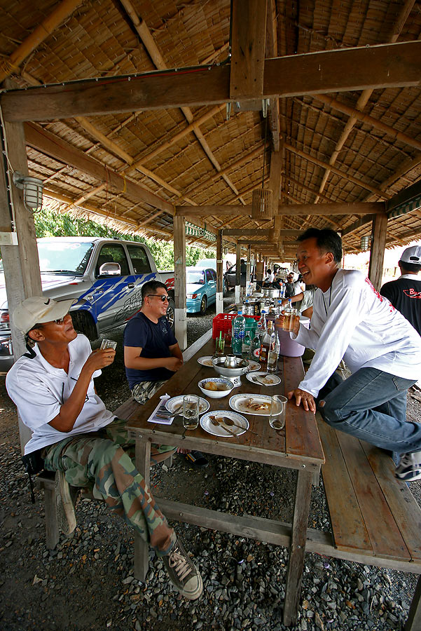 
กองทัพ  เด็กนนท์  นำโดย  ลุงแก่ๆ  เดินทางมาสมทบ

 :laughing: