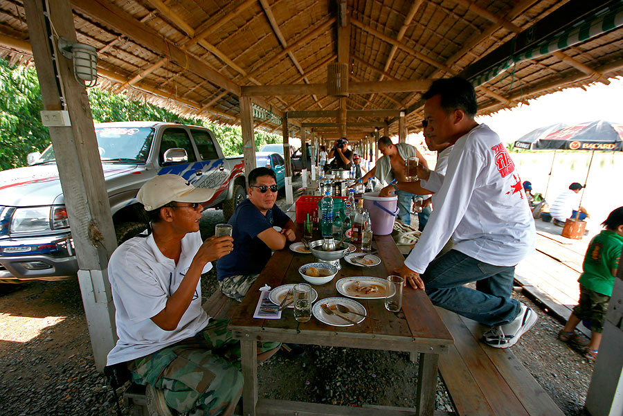 
ทักทาย  กิน้ำ  กินท่า   ตามความคุ้นเคย

 :grin: