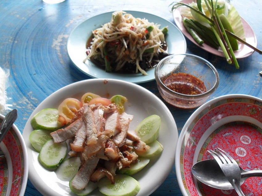 กลับเข้าฝั่งมาตั้งหลักก่อนครับ 
หาอะไรรองท้องก่อนหิวเหลือเกิน 

 :umh: :umh: :umh:

 [q]+ ตามมา