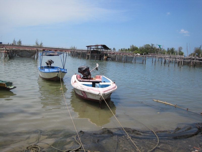 มาถึงที่จอดเรือก็เอาเจ้าเรือลำสีน้ำเงินออกจากท่าทันที  ส่วนเรือคิดตี้สีชมพูใว้วันหลังเจอกัน