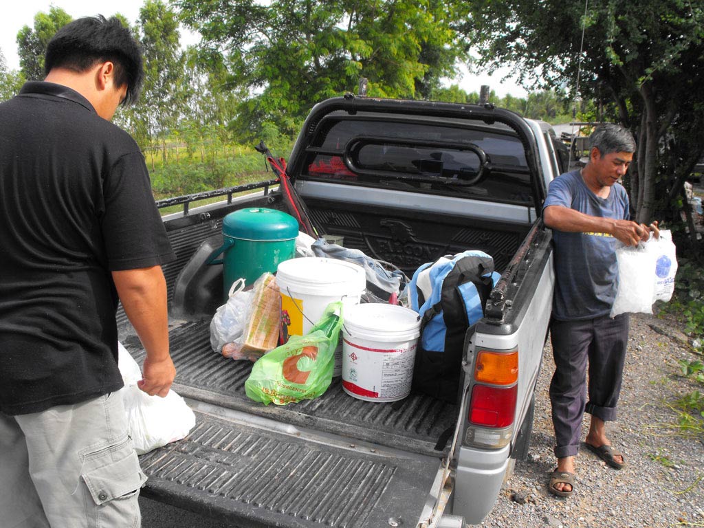 ขนของลงเรือเพื่อไปแพ
