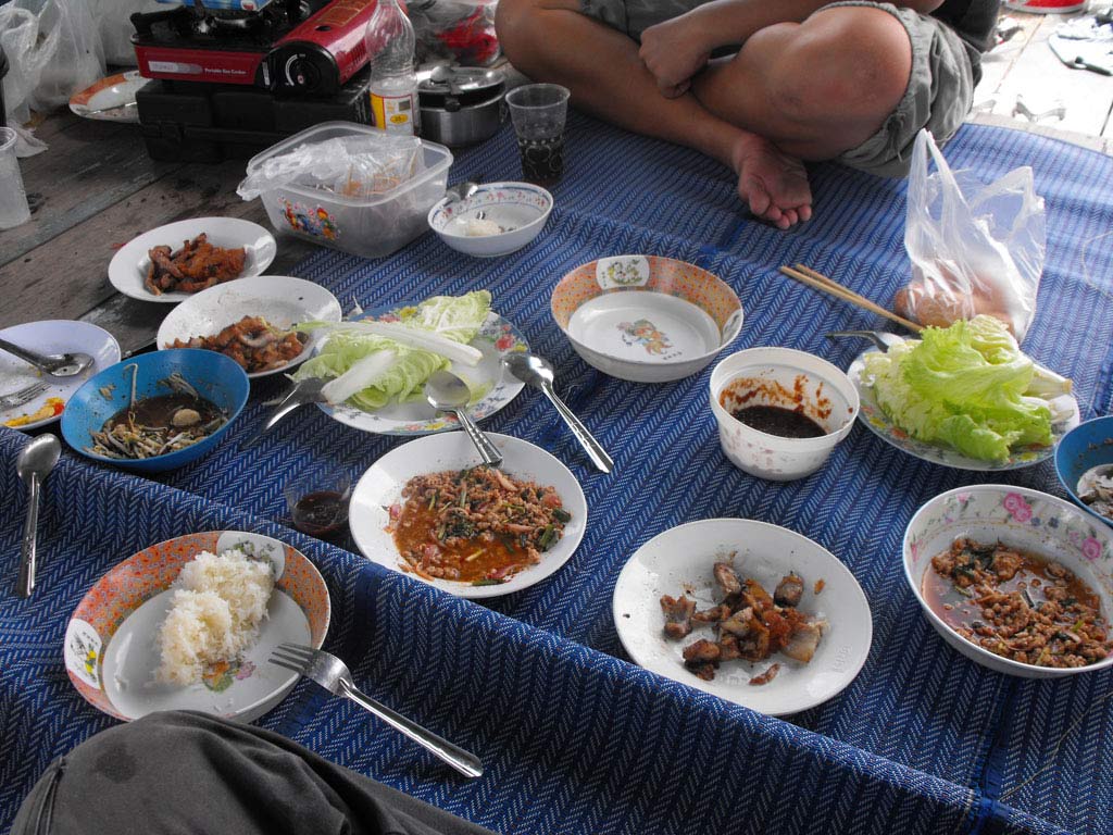 ตอนทำเสร็จไม่ถ่าย ถ่ายตอนกำลังจะอิ่ม (คนถ่ายหิวกินก่อนถ่านที่หลัง)