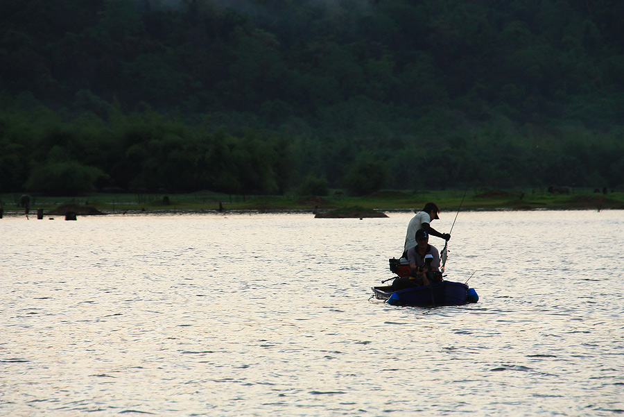 อยู่ดี ๆ ปลาก้อมีขึ้นฝูงมาโชว์ตัวในระยะทำการของเรือเกลือ....
จะไปเหลือเรอะค๊าบบบ  น้าต่ายหวดเหยื่อใ