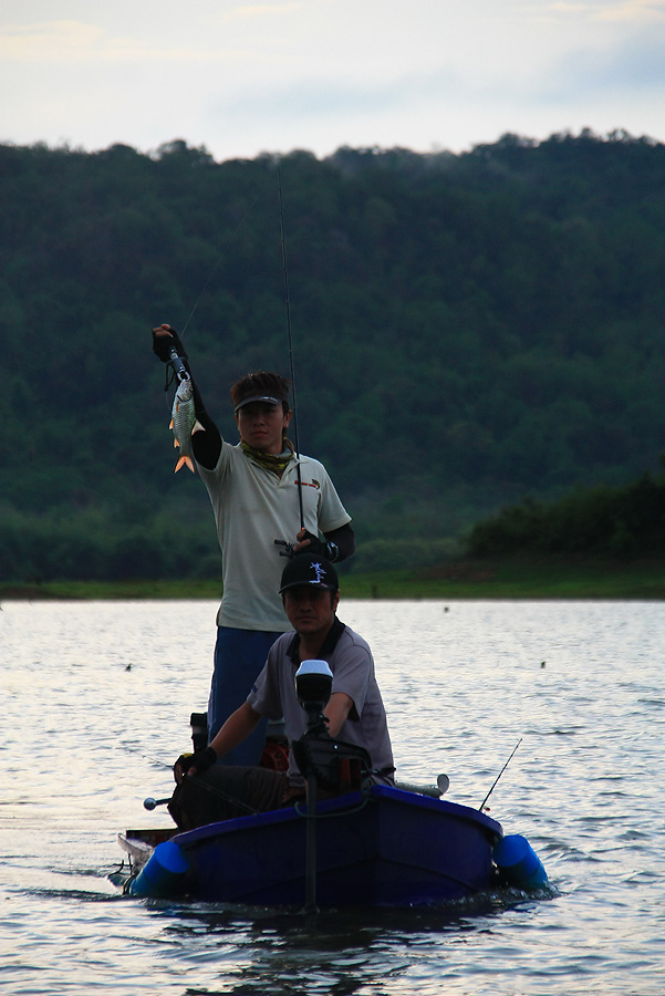 ป๊าดดดดดดดดดดด...รีบถ่อเรือเข้าฝั่ง จะเอามาอวดกันเลยน๊า น้าต่าย...
 :grin: :grin: :grin:

ช่วงฝนต
