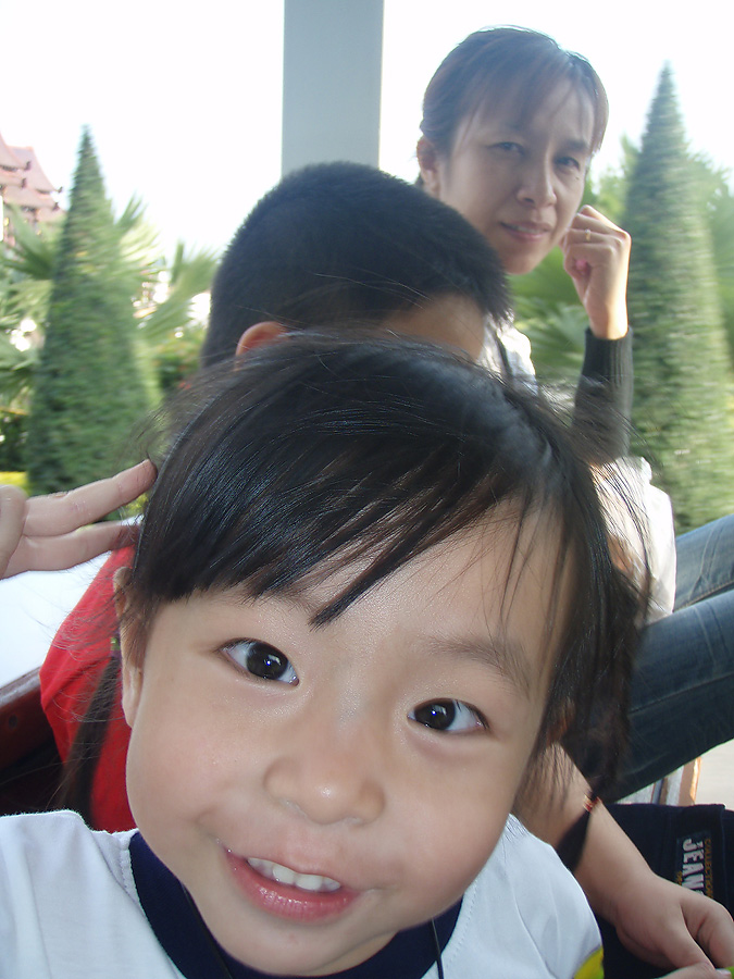 ....แถมหนูชอบเป็นดาราหน้ากล้องด้วยนะค่ะ ...... :smile: :smile: :smile: :smile: