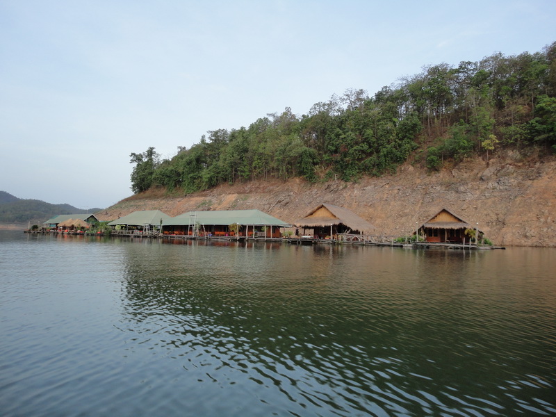 มองไปทางหน้าแพ เอกชัย มีเสียงคล้ายฝูงปลา เลยลอยเรือกลับไป มีฝูงปลากระสูบจริงๆ แต่กระสูบที่นี่ 
มันจ
