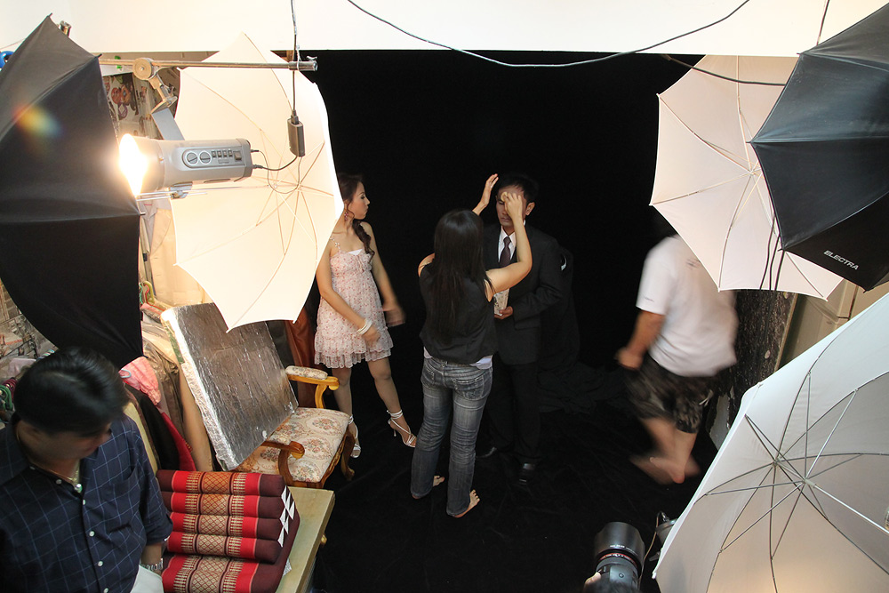 ถ่ายภาพในสตูดิโอไปไม่เท่าไหร่...

คุ