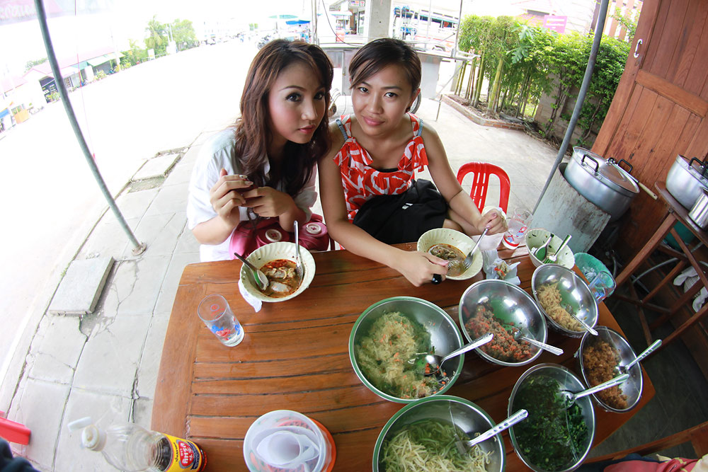 เหลือแต่....

สองสาวนี้ ยังไม่ลุก ยัง �
